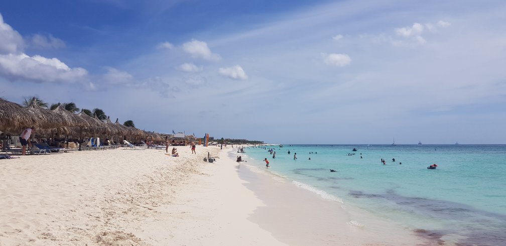 Eagle Beach Aruba drukke gedeelte - April 2022