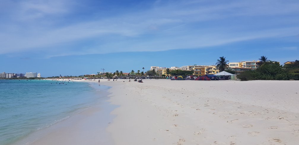 Eagle Beach Aruba uitzicht op Palm beach hotels - April 2022